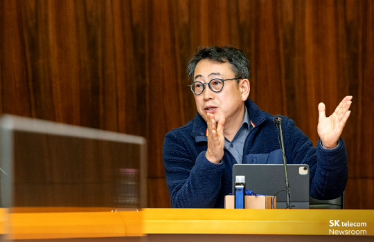 유영상 SKT CEO가 신임팀장과의 대화 자리에서 이야기를 나누고 있다. SKT 제공